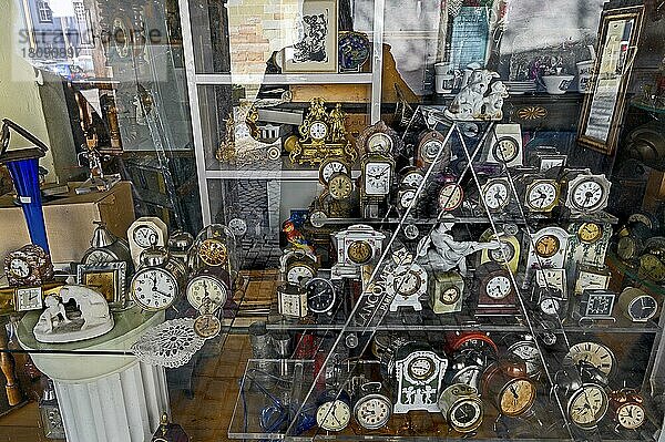 Schaufenster  Antiquitätengeschäft mit Uhren  Lindau  Schwaben  Bayern  Deutschland  Europa
