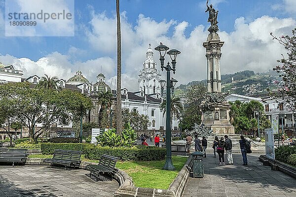 Unabhängigkeitsplatz mit der Metropolitan-Kathedrale und dem Denkmal für die Helden der Unabhängigkeit (1809)  Quito  Provinz Pichincha  Ecuador  Unesco-Weltkulturerbe  Südamerika