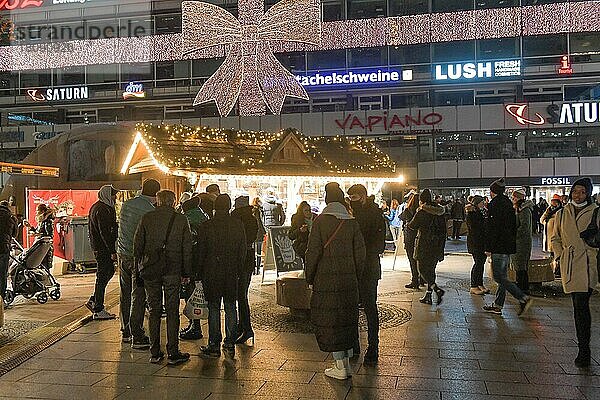 Menschen  Weihnachtsmarkt  Tauentzienstraße  Charlottenburg  Berlin  Deutschland  Europa