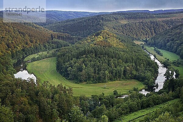 Tombeau du Géant  Hügel in einem Mäander des Flusses Semois bei Botassart in den belgischen Ardennen  Belgien  Europa