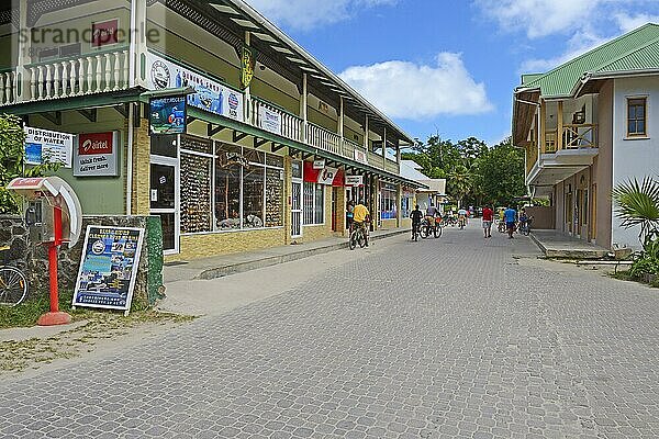 Hauptstraße am Hafen von La Passe  Insel La Digue  Seychellen  Afrika