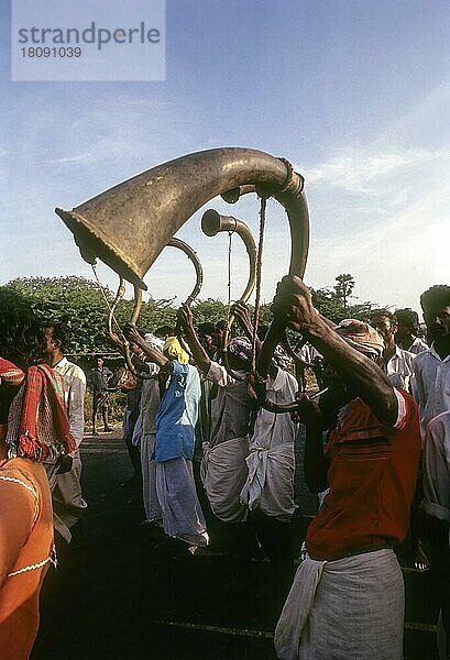 Blasen der Pfeifen in Madurai während des Pongal-Festes  Tamil Nadu  Indien  Asien