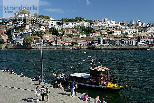 Kai Ribeira  Blick auf Stadtviertel Vila Nova de Gaia  ehemaliges Augustinerkloster Serra do Pilar  Douro  Fluss Douro  Fluß  Porto  Portugal  Europa