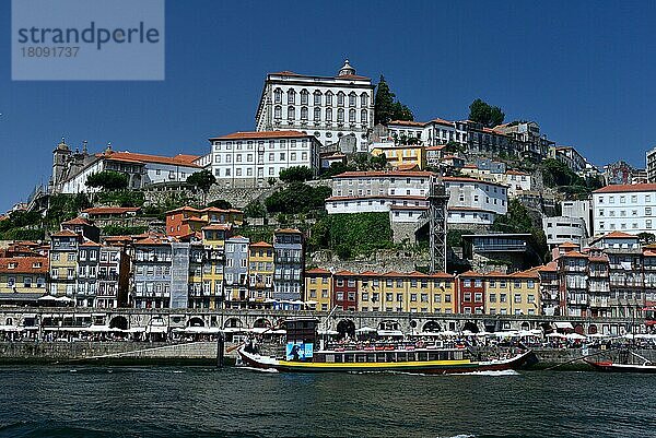 Blick auf Altstadt und Fluss Douro  Porto  Portugal  Europa