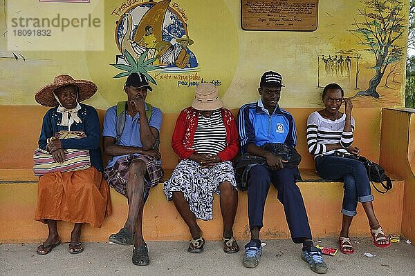 Einheimische warten an der Bushaltestelle  Gravier  Rodrigues  Mauritius  Afrika