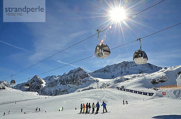 Gletscherskigebiet  Wintersport  Skifahrer  Seilbahn  Gegenlicht  Stubai  Tirol  Österreich  Europa