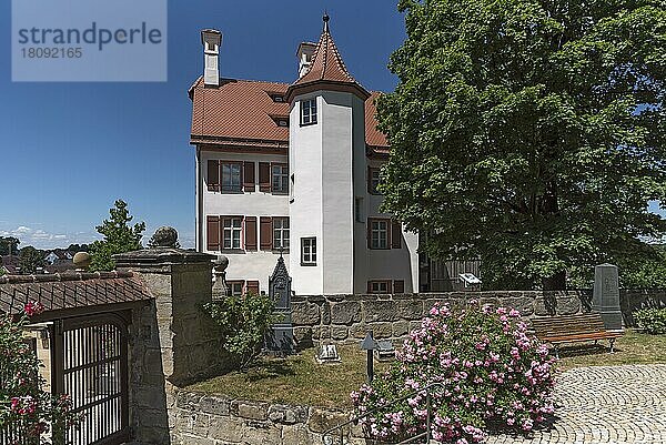 Das Weiße Schloss gebaut 1471  heute als Museum  genutzt  Heroldsberg  Mittelfranken  Bayern  Deutschland  Europa