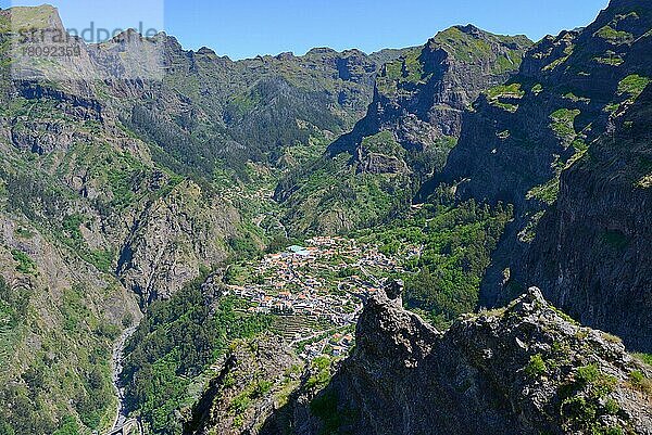 Curral das Freiras im Nonnental  Blick vom Eiro do Serrado (1095m)  Madeira  Portugal  Europa