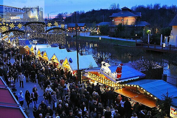 Weihnachtsmarkt am Einkaufszentrum CentrO  Oberhausen  Ruhgebiet  Nordrhein-Westfalen  Deutschland  Europa