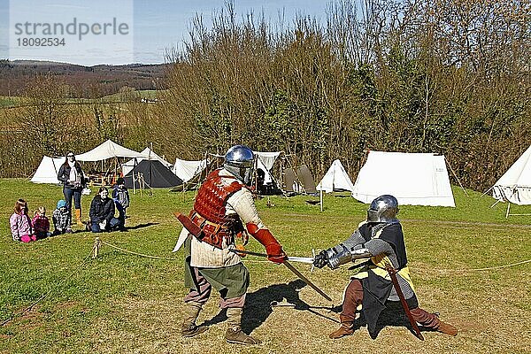 Schaukampf  Ritterturnier  Schwertkampf  Mittelalterlicher Ostermarkt  Ronneburg  Hessen  Ritter  Deutschland  Europa