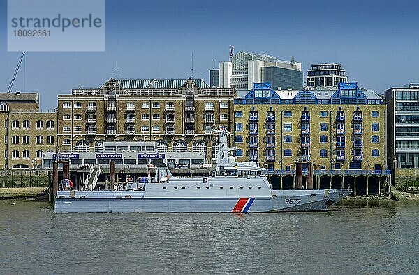 Schiff P677 Cormoran  Docklands  London  England  Großbritannien  Europa