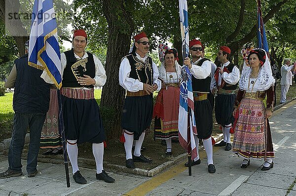 Menschen in traditioneller Tracht bei einem Fest in Kerkira  Korfu Stadt  Korfu  Ionische Inseln  Griechenland  Europa