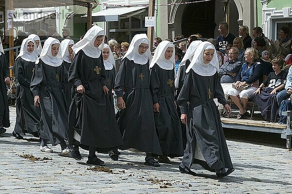 Tänzelfest  Nonne  Nonnen  Kaufbeuren  Allgäu  Bayern  Deutschland  Europa