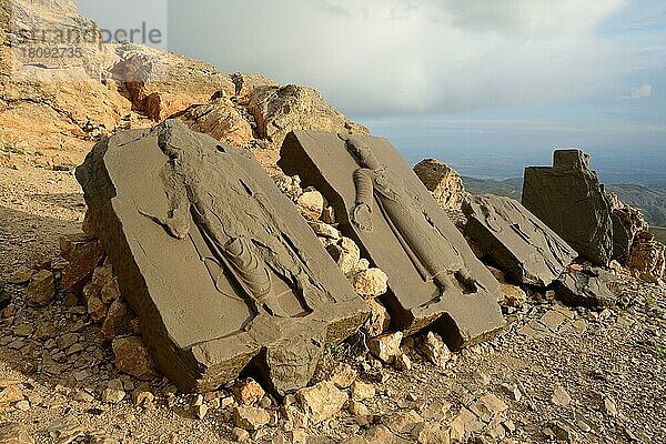 Steinreliefs am Nemrut Dagi  Anatolien  Provinz Adiyaman  Gedenkstätte  Nemrud  Stein-Relief  Steinplatten mit Darstellungen am Grabhügel von König Antiochus  Grabheiligtum  westliche Terrasse  Türkei  Asien