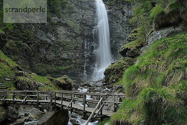 Froda-Wasserfall  Valle Verzasca bei Sonogno  Froda  Tessin  Schweiz  Europa