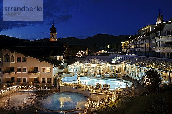 Hotelanlage mit Freiluftpools  Posthotel  Achenkirch  Tirol  Österreich  Europa