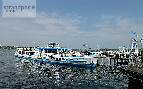 Ausflugsdampfer 'Sperber'  Schiffsanleger Wannsee  Zehlendorf  Berlin  Deutschland  Europa