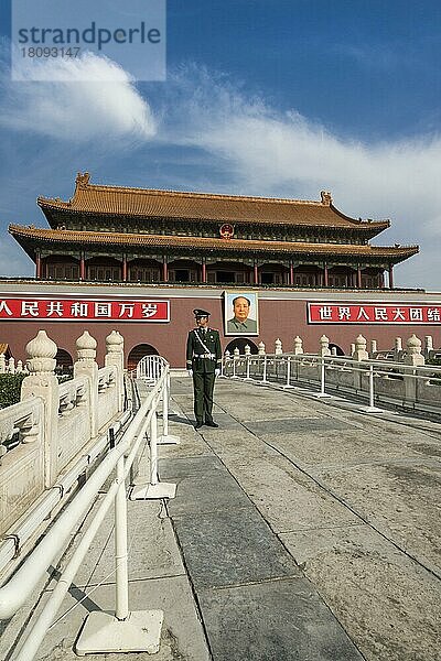 Polizist vor Maobild am Tor zur Verbotenen Stadt  Kaiserpalast  Peking  China  Asien