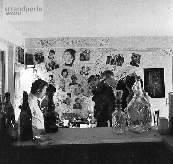 Im Ruhrgebiet gestalten Jugendliche in Eigeninitiative  hier im Jahre 1966 in einem Keller-Klub  einen Party-Keller mit musikalischer Unterhaltung  Deutschland  Europa