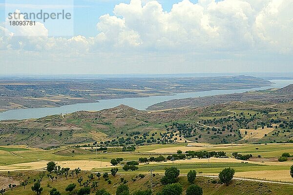 Blick auf den Euphrat vom Karakus-Grabhuegel  Nemrut Dagi  Kahta  Provinz Adiyaman  Anatolien  Türkei  Asien