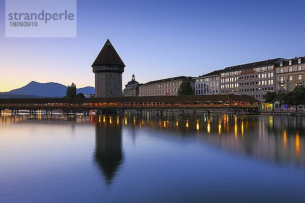 Kapellbrücke mit Rigi  Reuß  Altstadt Luzern  Schweiz  Europa