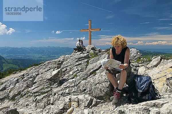 Gipfel des Iseler  Oberjoch  Allgäu  Bayern  Deutschland  Gipfelkreuz  Landkarte  Wanderkarte  Europa