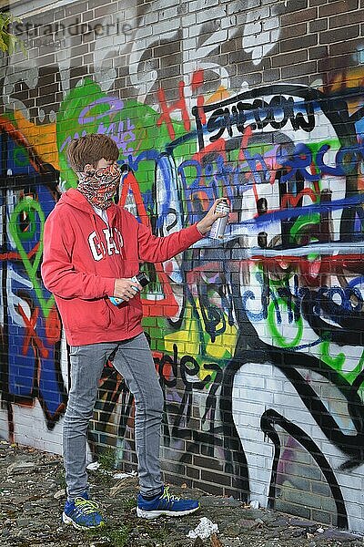 Jugendlicher  Sprayer  Graffiti