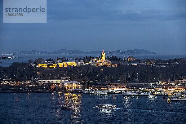 Topkapi-Palast und Prinzeninseln bei Nacht  Istanbul  Türkei  Asien