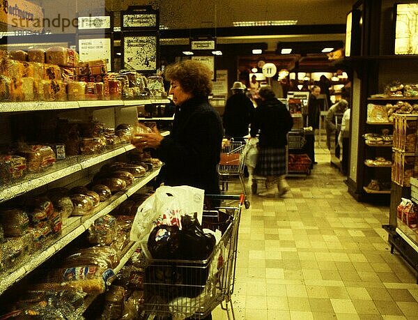 Dortmund. Kunden beim Einkauf in einem Sopermarkt 1982 Backwaren