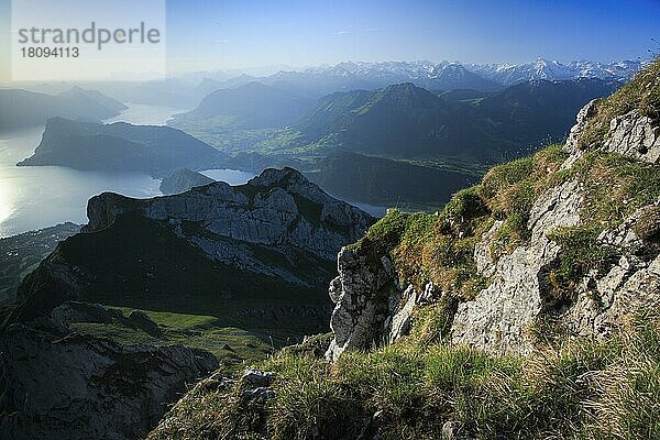 Blick vom Pilatus auf Vierwaldstättersee  Zentralschweiz  Schweiz  Europa