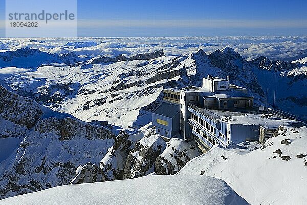 Bergrestaurant  Blick vom Titlis  Wendenstöcke  Berner Alpen  Schweiz  Europa