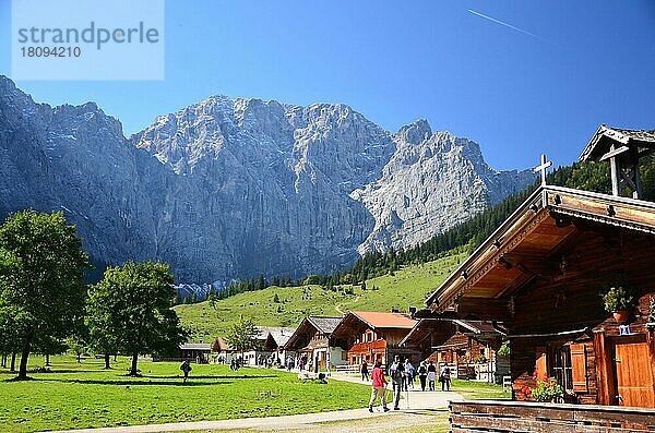 Ahornboden  Bauernhaeuser  Eng  Eng-Almen  Alm  Naturschutzgebiet  Karwendelgebirge  Tirol  Österreich  Europa