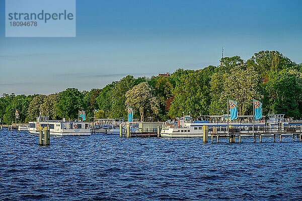 Schiffsanleger  Wannsee  Zehlendorf  Berlin  Deutschland  Europa