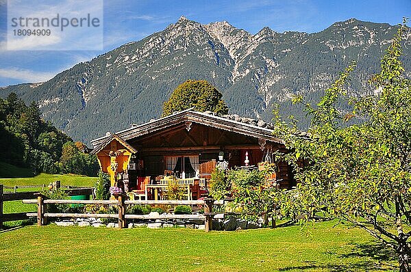 Holzhaus  Gartenhaus  Kruzifix  Kramer  Bayern