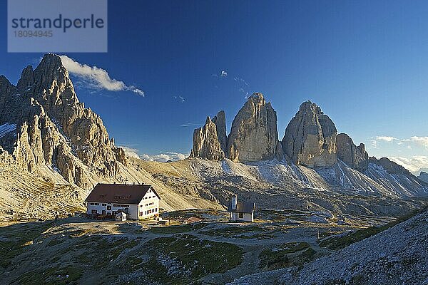 Dreizinnenhütte und Kapelle vor Parternkofel und Nordwänden der Drei Zinnen  Sextener Dolomiten  Trentino-Südtirol  Italien  Europa