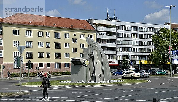 Kunst  Wolf Vostell Zwei Beton-Cadillacs in Form der nackten Maja  Rathenauplatz  Halensee  Wilmersdorf  Berlin  Deutschland  Europa