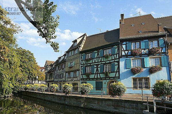Fachwerkhäuser an einem Kanal im Quartier des Tanneurs (Gerberviertel)  Altstadt von Colmar  Elsass  Frankreich  Europa