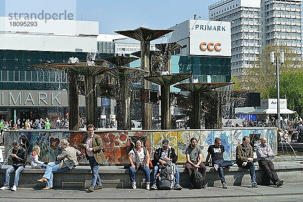Brunnen der Völkerfreundschaft  Alexanderplatz  Mitte  Berlin  Deutschland  Europa