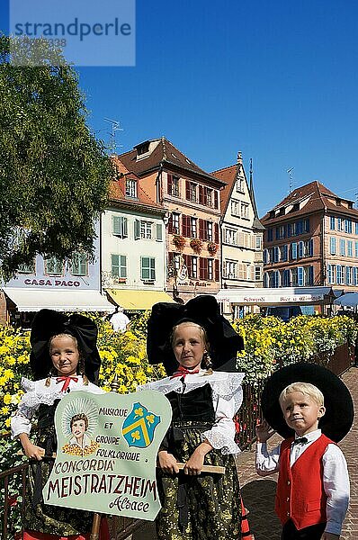 Trachtenkinder in Colmar  Elsass  Frankreich  Europa