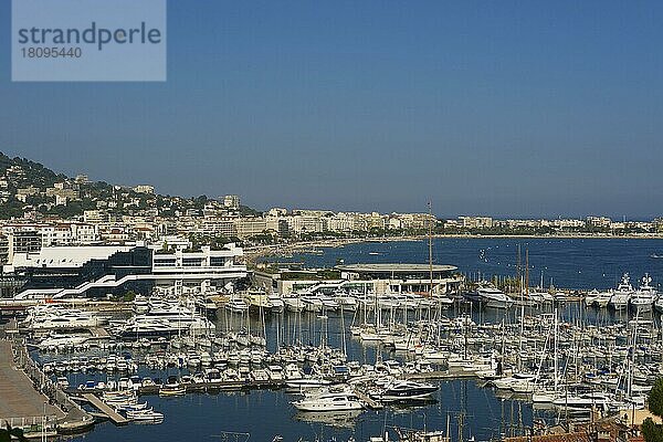 Blick auf den Yachthafen von Cannes  Französische Riviera  Provence-Alpes-Cote d'Azur  Frankreich  Europa