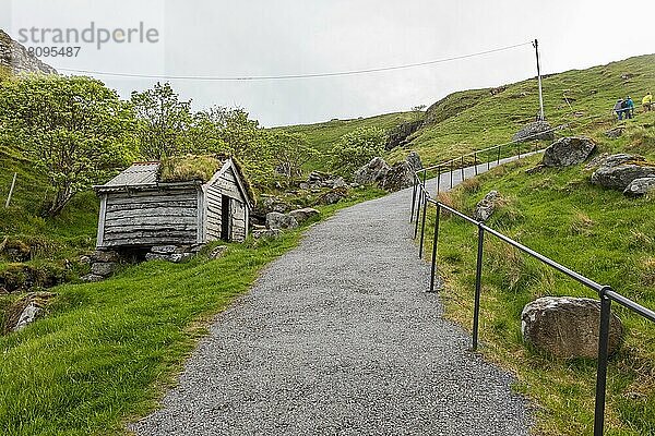 Der Weg zum Vogelfelsen  Runde  More og Romsdal  Norwegen  Europa