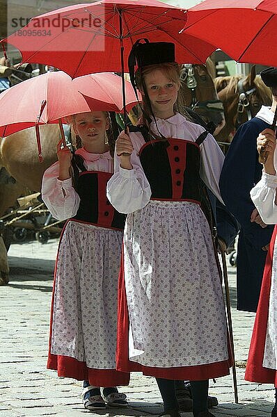 Tänzelfest  Schirm  Schirme  Kaufbeuren  Allgäu  Bayern  Deutschland  Europa