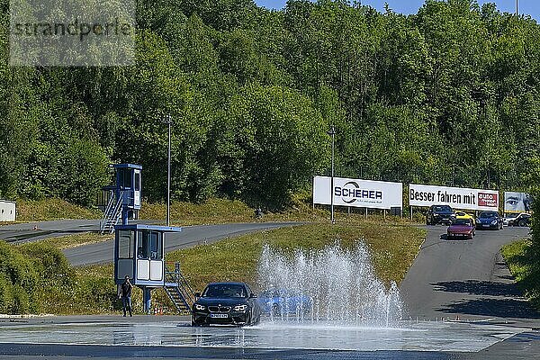 Sportwagen BMW M2 behält Kontrolle weicht auf rutschiger Untergrund Hindernis in Form von Wasserfontänen aus  Fahrsicherheitszentrum FSZ II  Nürburgring  Nürburg  Eifel  Rheinland-Pfalz  Deutschland  Europa