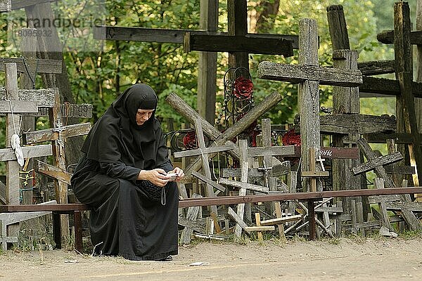 Nonne schaut sich Bilder in Kamera an  Heiliger Berg Grabarka  Swieta Gora Garbarka  Podlachien  Polen  Europa