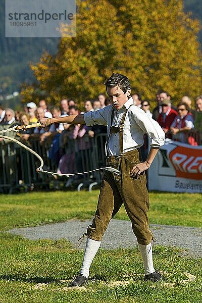 Trachtler bei traditionellem Schnalzer Wettbewerb in Saalfelden im Pinzgau  en  Salzburger Land  Österreich  Europa
