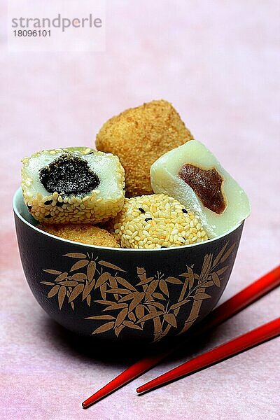 Verschiedene Mochi in Schale  Japanischer Klebreiskuchen  asiatische Süßwarenspezialität  gefüllt