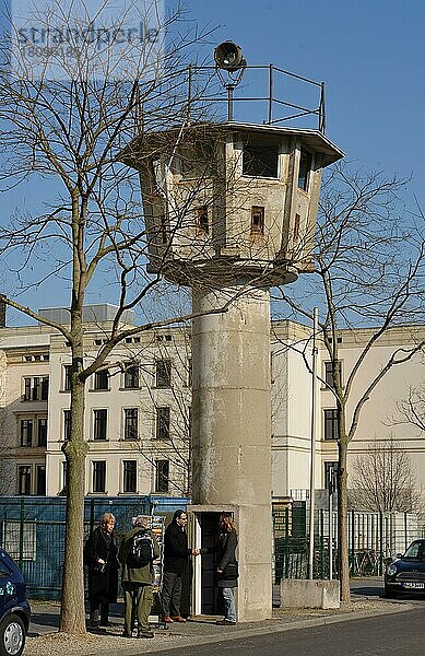 DDR-Wachturm  Erna-Berger-Straße  Potsdamer Platz  Tiergarten  Berlin  Deutschland  Europa