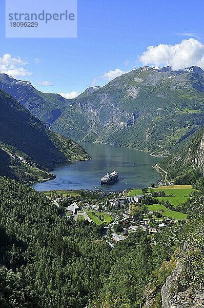 Kreuzfahrtschiff  Geirangerfjord  Geiranger  Norwegen  Europa