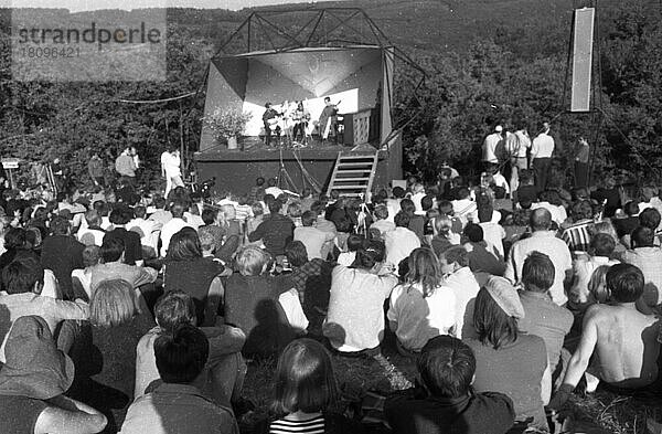 Hier das 3. Festival für Chanson und Folklore am 26. 5. 1966 an der Burg Waldeck. Burg Waldeck: Die Burg-Waldeck. -Festivals (1964-69) waren immer Treffpunkte der Alternativen  Deutschland  DEU  Europa