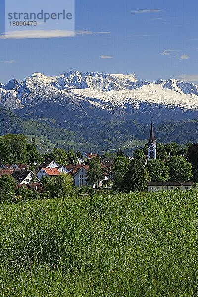 Dorf Bubikon  vor dem Glärnisch  Glarner Alpen  Zürcher Oberland  Schweiz  Glärnisch  Europa